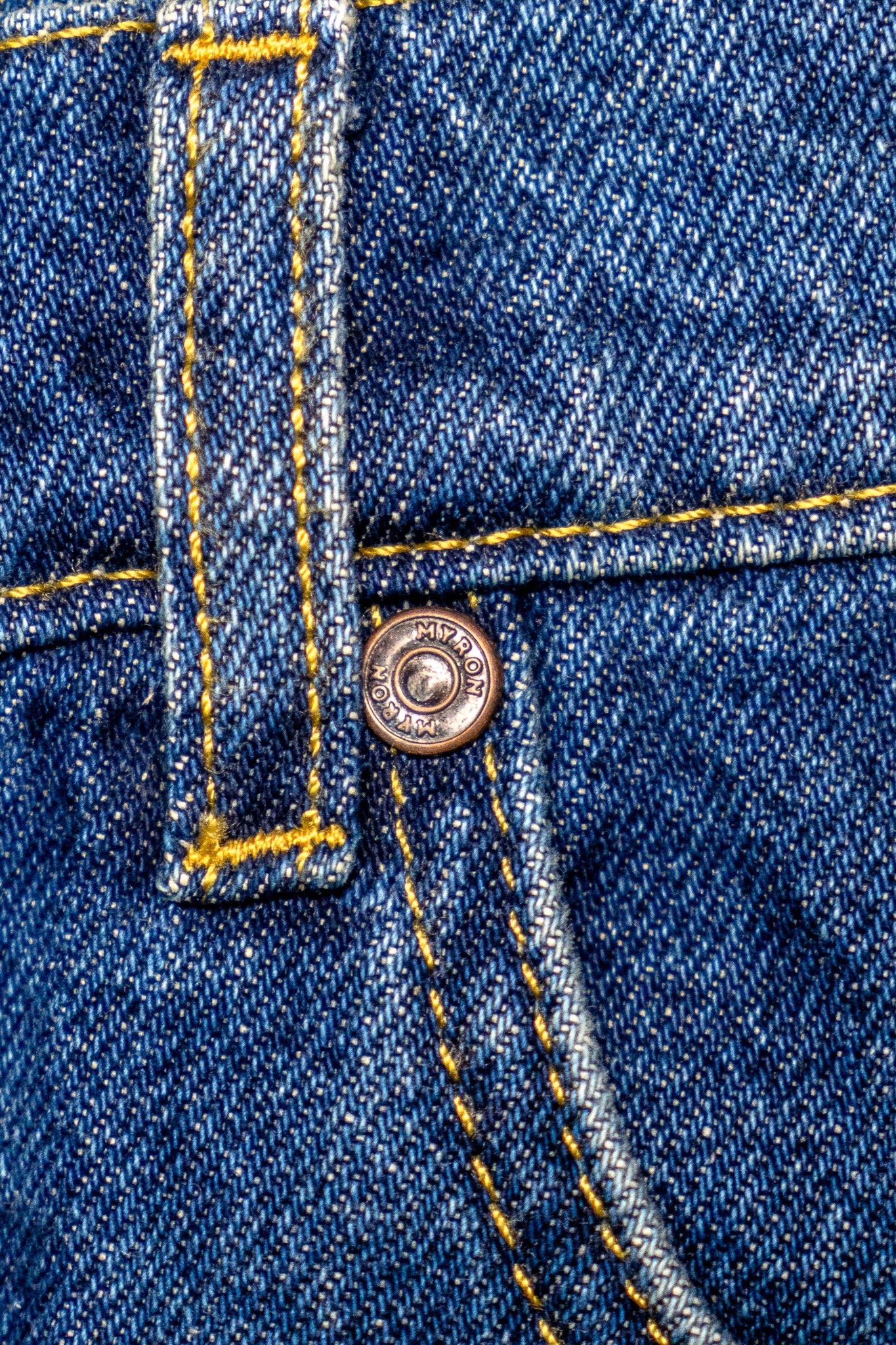 Jeans – Nähte, Metallknopf Detail